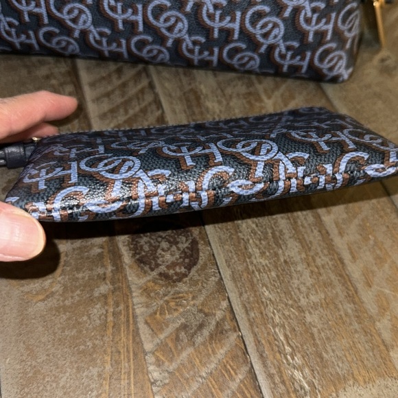 ๐Like New, Coach navy signature dome crossbody/ matching wristlet. - Picture 9 of 9